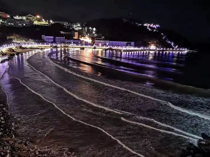 璀璨迷人的风情大道景区滨海栈道夜景与好友遥望大海,畅谈人生滨海