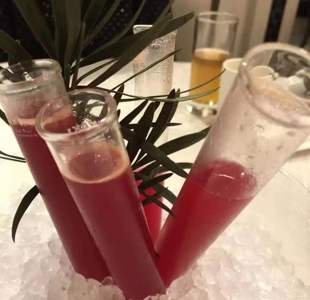 护国首义与会者歃血为盟时饮鸡血酒之酒樽 文化菜品——歃血为盟酒