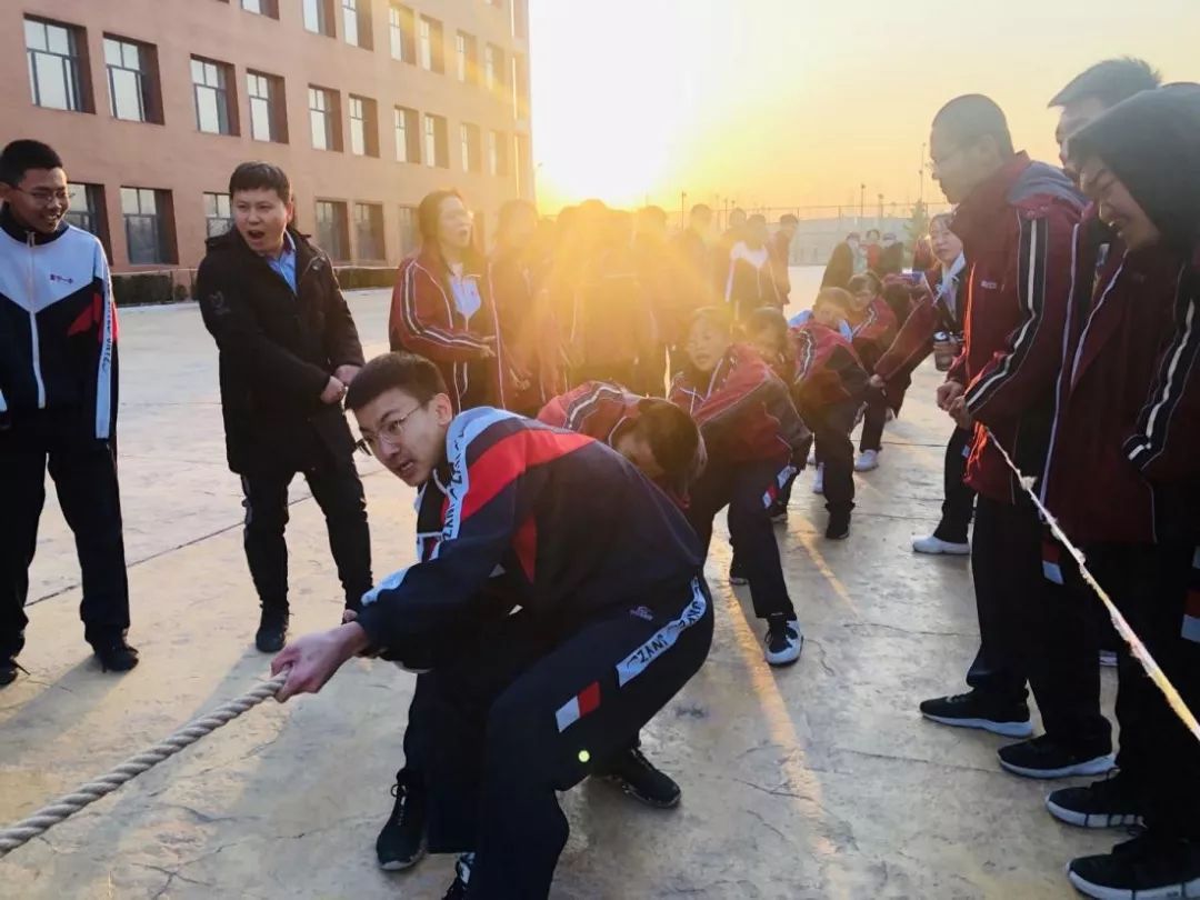 一根绳连接一条心 ——集宁一中霸王河校区高一年级第二届拔河比赛