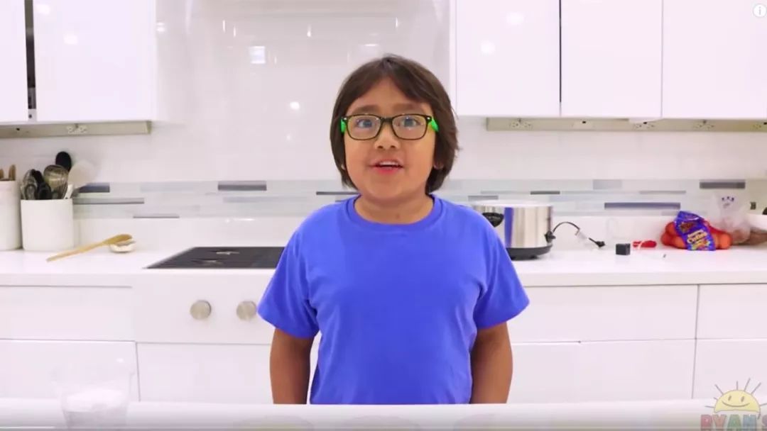 排名第一的是个  8岁的小男孩 瑞安(ryan kaji),2019年年收入达 2600