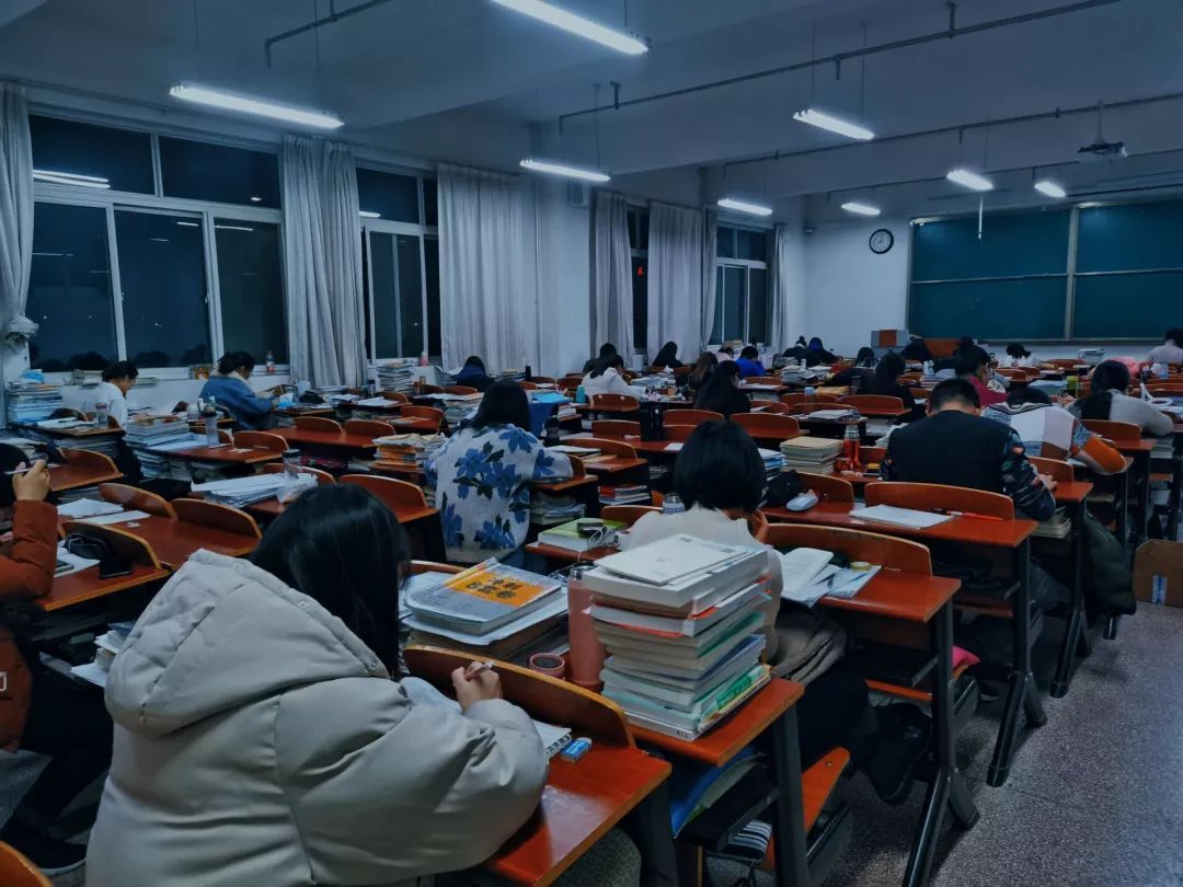 已顶着寒风,一步一步,坚定的向图书馆走去而此时的你整片天地都还未