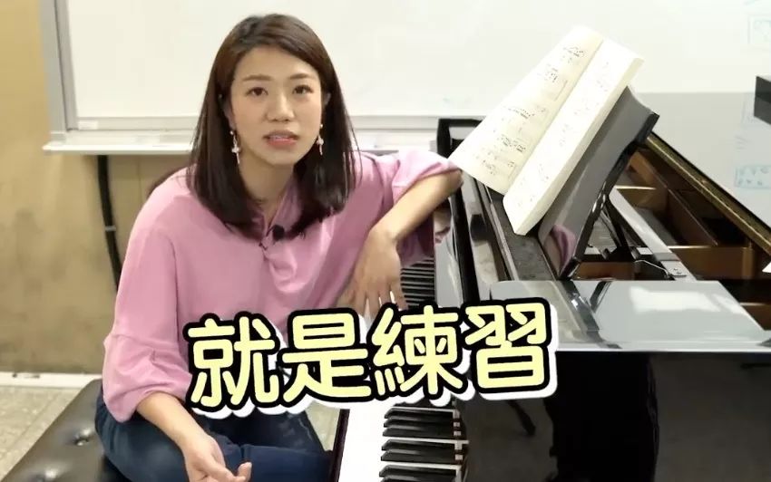 这次江老师深入大学音乐系,抓到几个钢琴主修的学生,然后让他们现场视