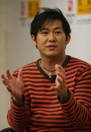 50岁熊天平近照,曾经的清秀帅哥,如今身材发福跟以前判若两人