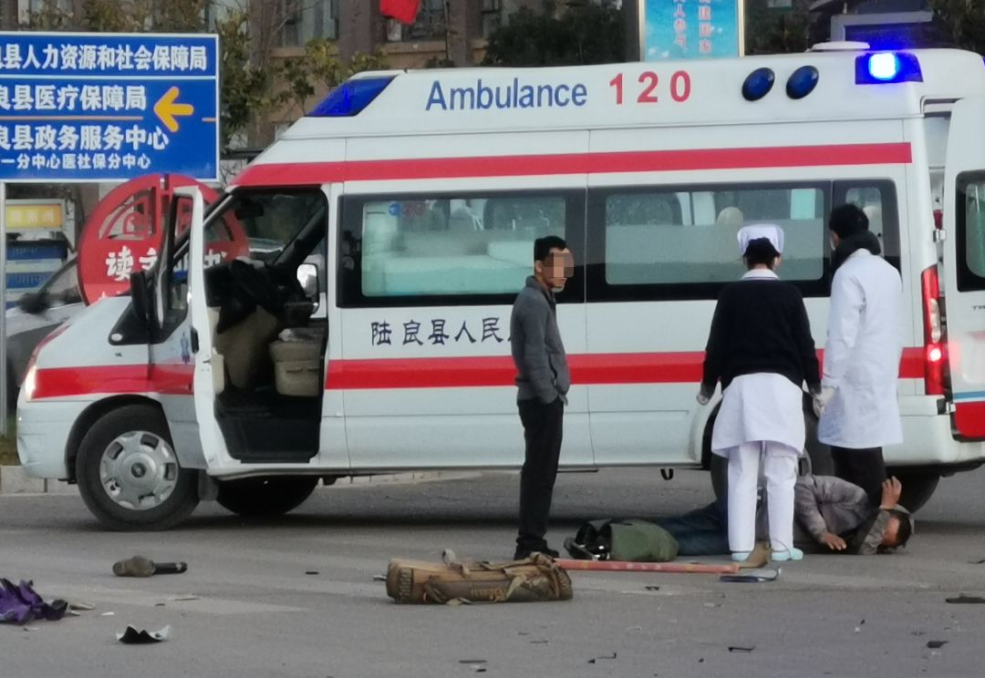 現場照片現場視頻對傷者進行救治事故發生後120救護車趕到現場駕駛員