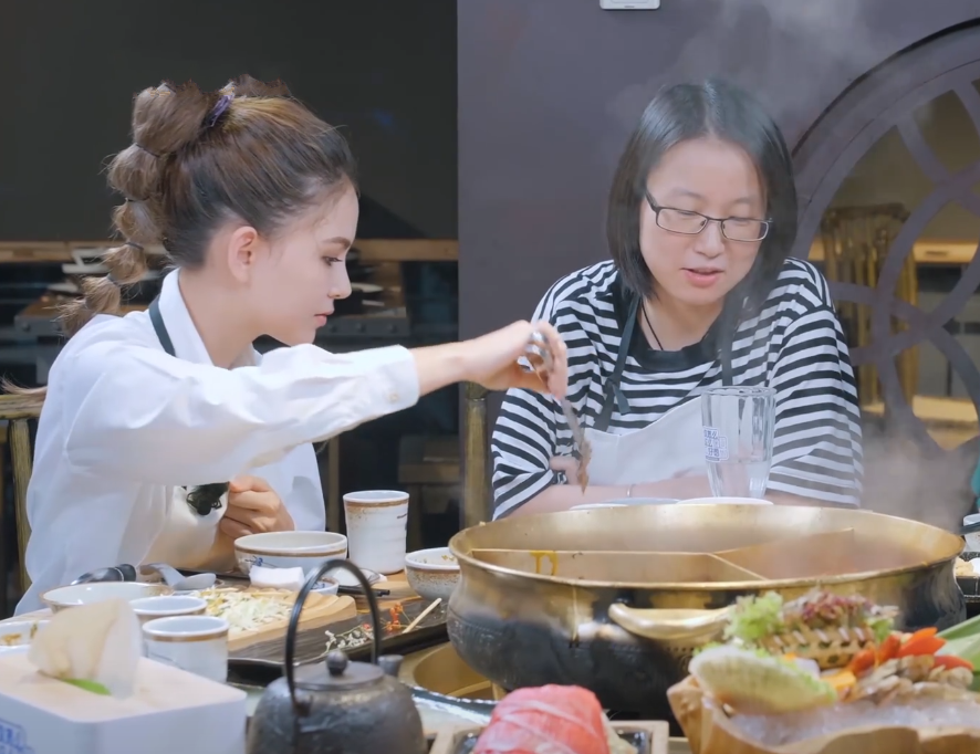 昆凌和女博士一起吃火锅讲话时她的一个举动暴露真实素养