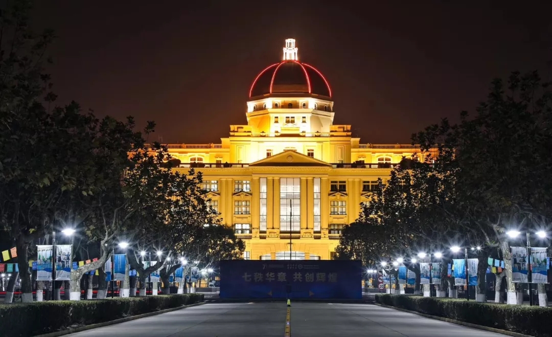 2019年12月,与新中国同龄的上海外国语大学迎来了建校70周年华诞.