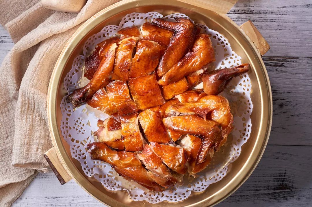 胡桃里烤鸡"小二 把你们的招牌菜 都上上来"第一句话便是古装电视里