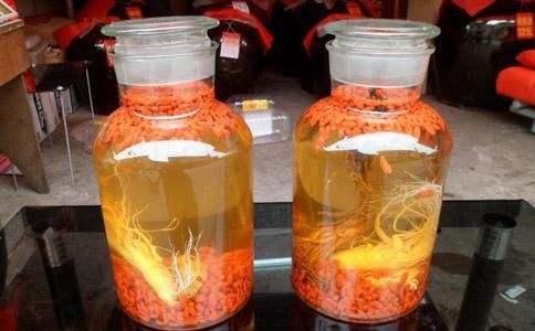 用枸杞,人参泡酒,经常喝可以强身健体?错,还不如直接吃掉