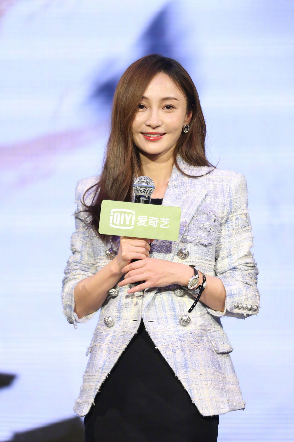 原创姚笛高调复出状态差,西装短裙瘦成大头娃娃,脸僵得让人不难辨认