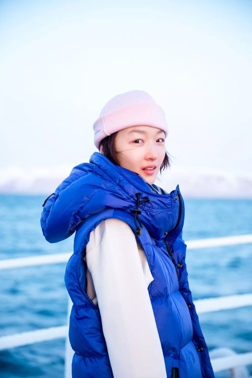 雪地里被尹正黄子韬拎着走,还要比赛吃比萨,周冬雨:我太南了