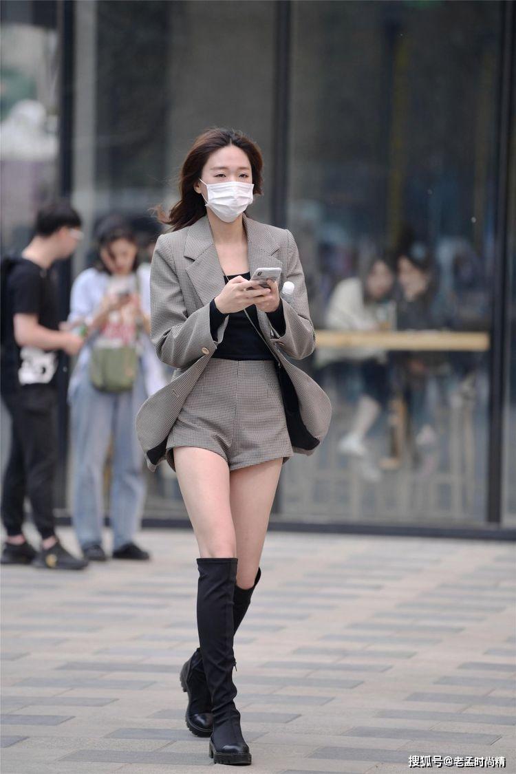原创街拍:黑色过膝长靴,和黑色的小衫相呼应,显得身材比例很好