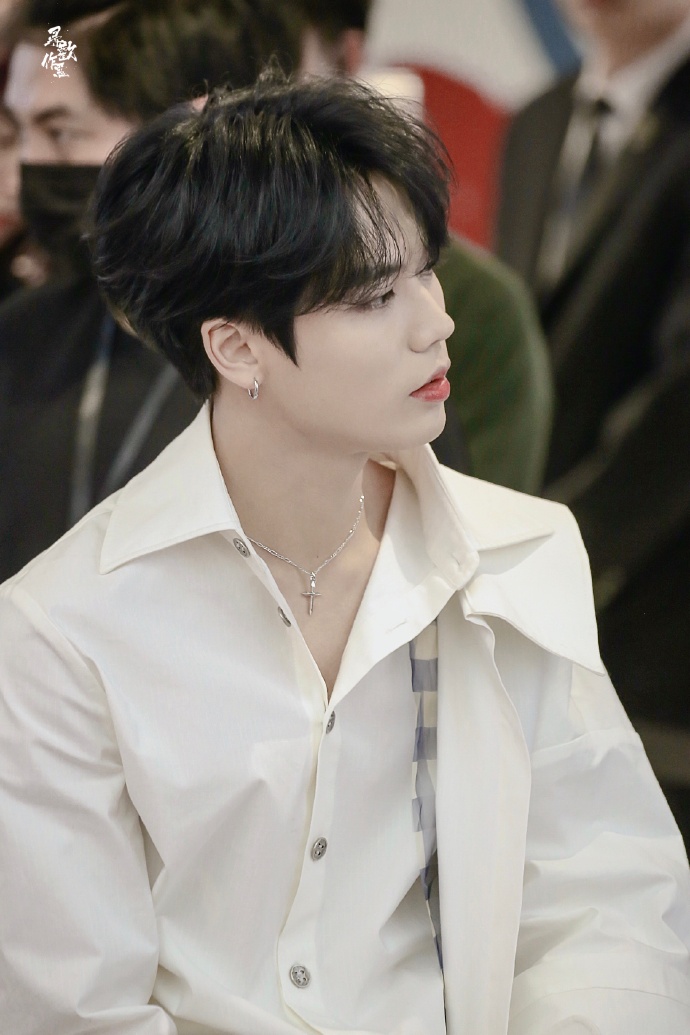 有小孩不好好穿衣服啊!林彦俊出席品牌活动在线锁骨鲨