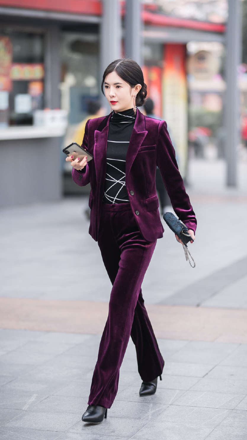 时尚的尖头细跟短靴,美女用它搭配冬装,显身材,显腿长,提气质