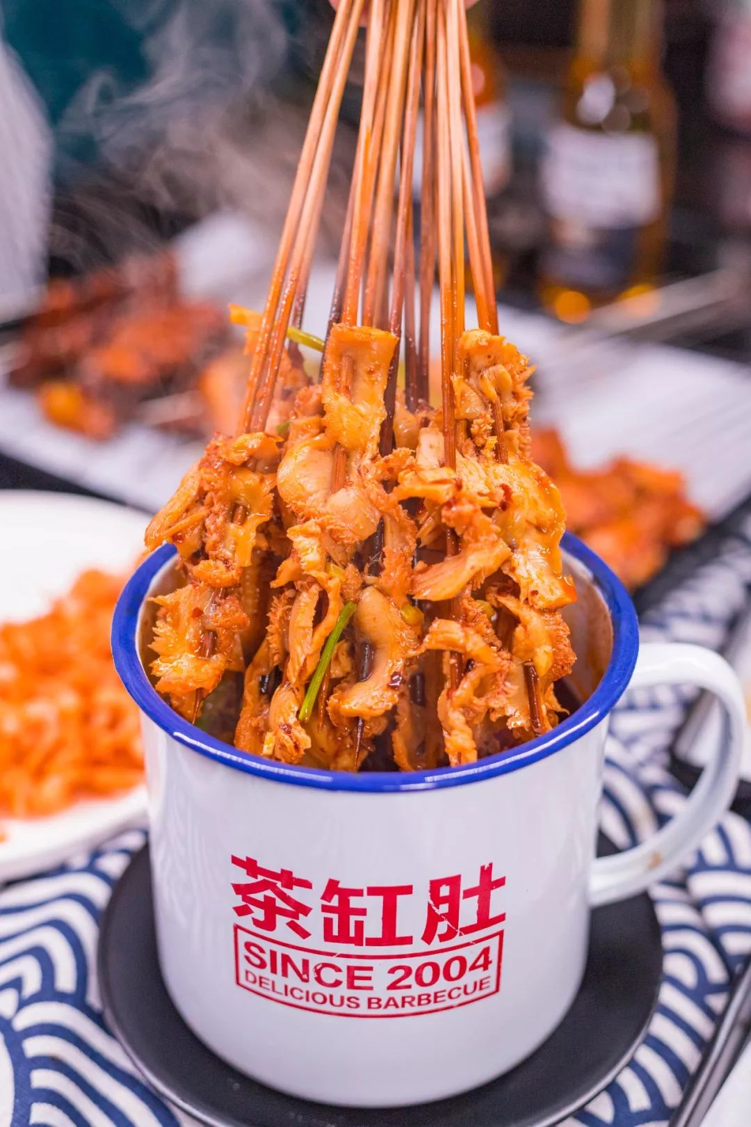 涮肚用大茶缸装着就上来了,正如东北人的性子一样豪爽.