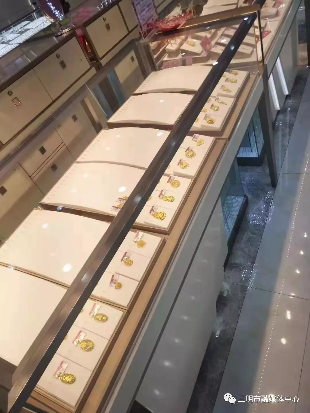 被告人张某雄到其工作所在的爱伯利珠宝店附近,从楼底大平台处的洞口