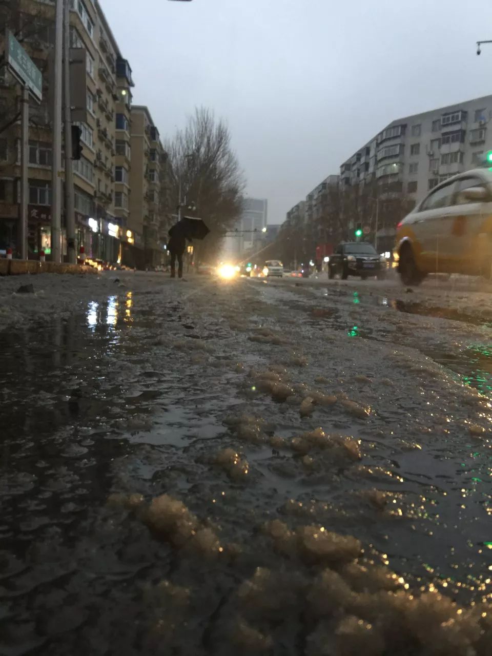 (图为16日晚上沈阳的那场雨夹雪)