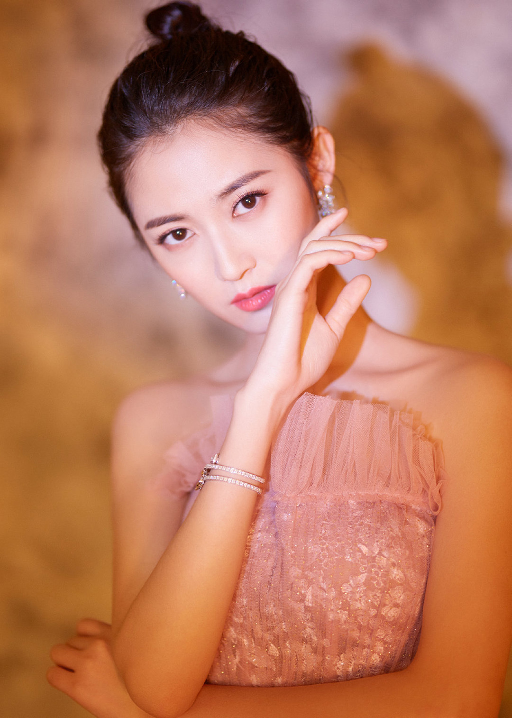 原创关晓彤,陈钰琪现身红毯,同是穿抹胸礼服,关晓彤有点尴尬!