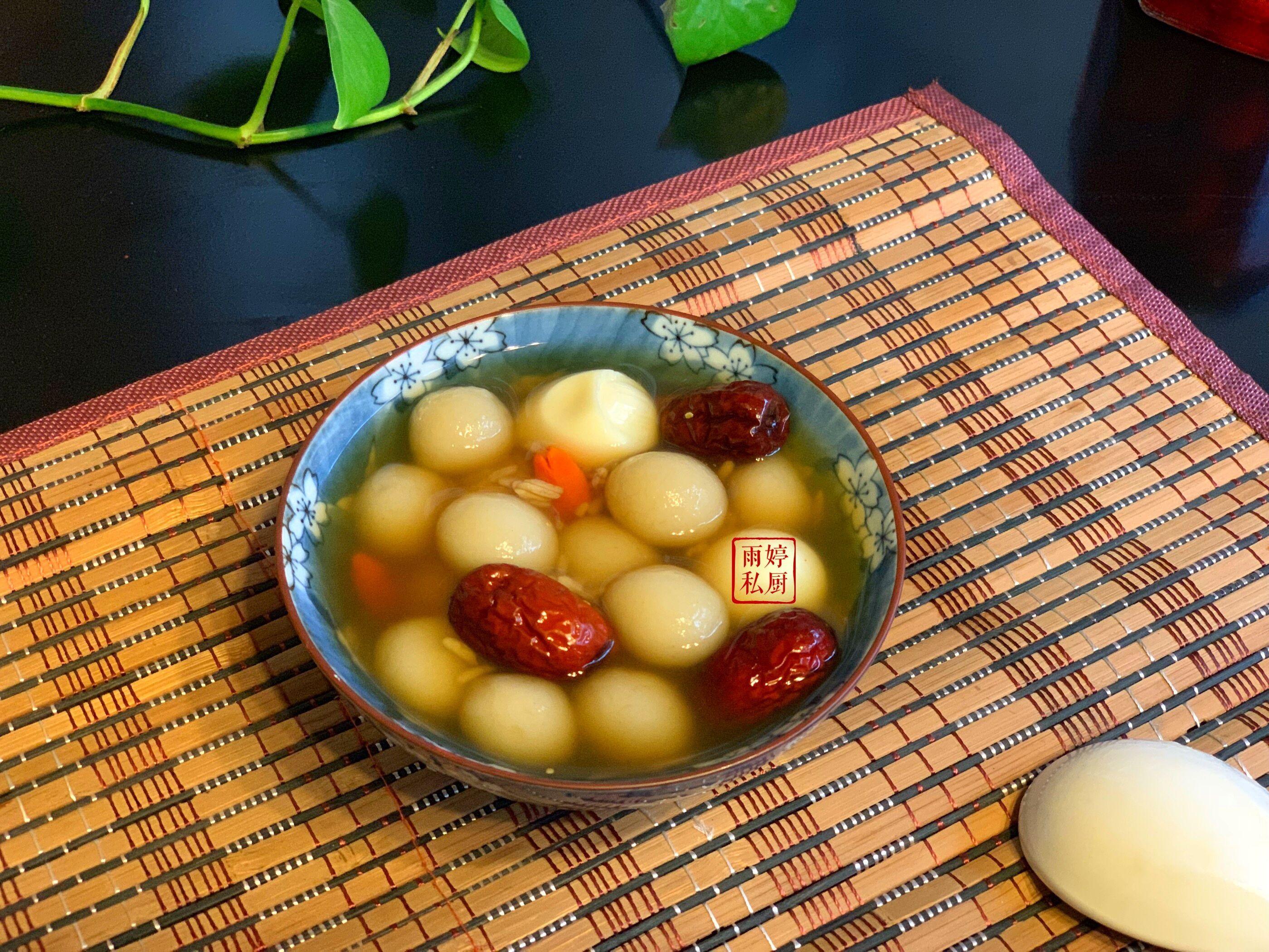 不需要太多的厨艺,也不会耗费太多的时间,配料中的红枣,红糖,枸杞都是