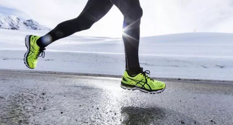 从站立到起步的推离过程中,跑鞋需为蹬腿这个动作提供摩擦助力,若脚底