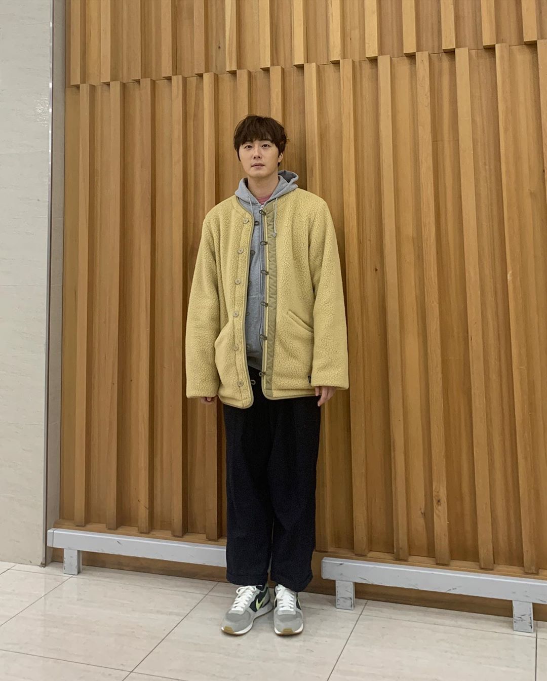 20日,演员丁一宇在自己的instagram上留言"今天也上班!周五啦!