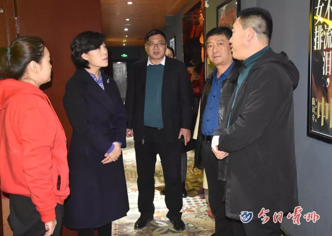 活动中,郭丽华向十位先进学校标兵颁发了荣誉证书,并赠送了观影卡.