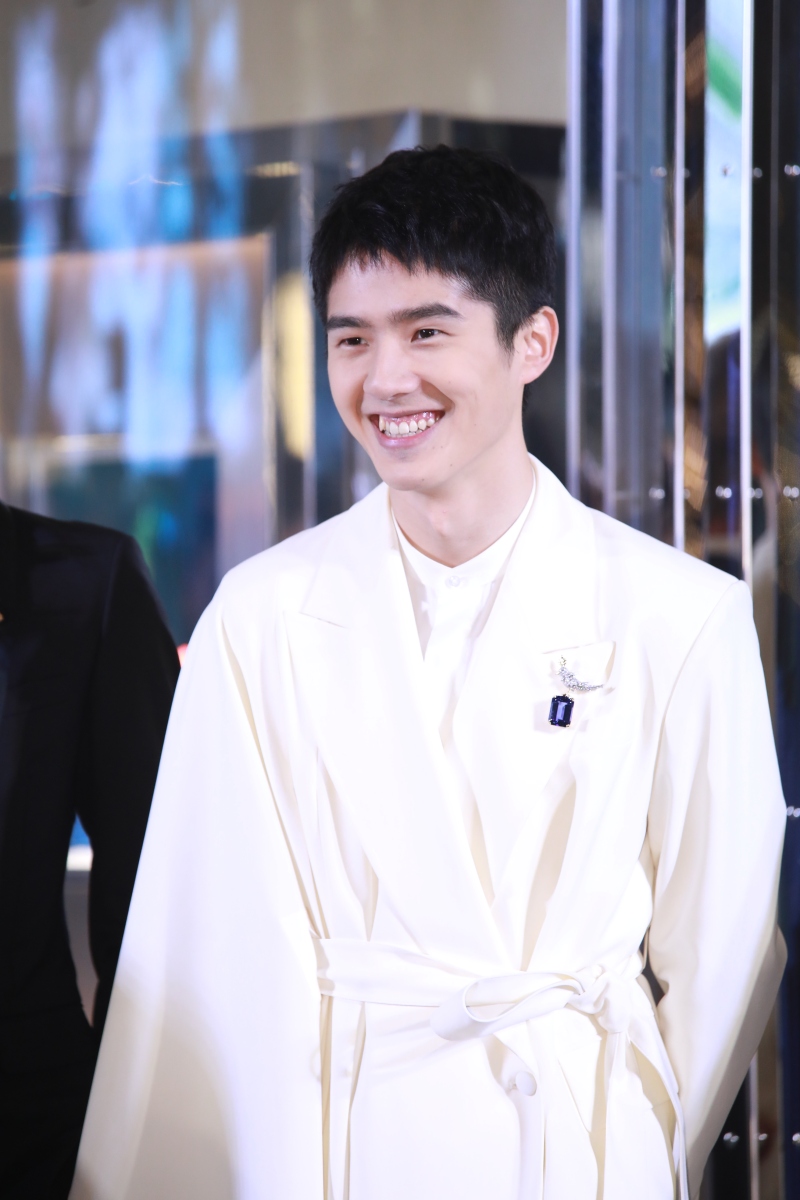 女明星比美现场宋祖儿秀锁骨周雨彤大背头扮酷