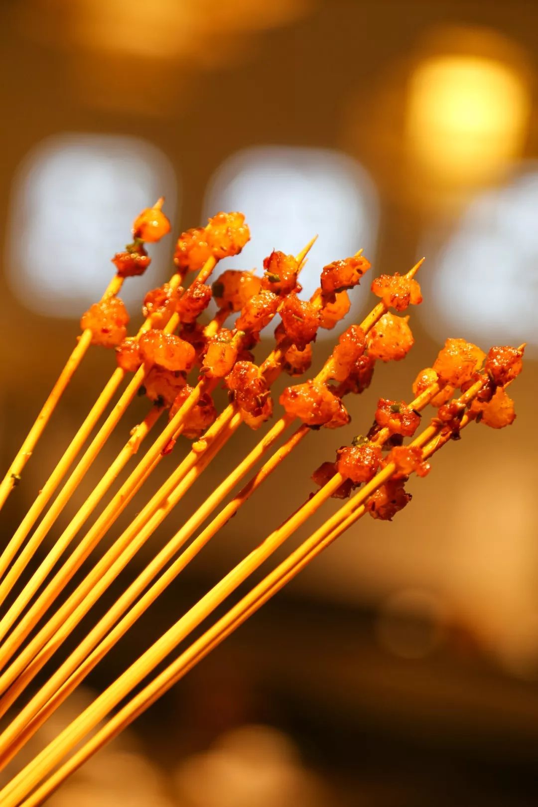 一般的烧烤需要刷油,但牛黄金这样纯脂肪类的食材,火焰的洗礼只为了把