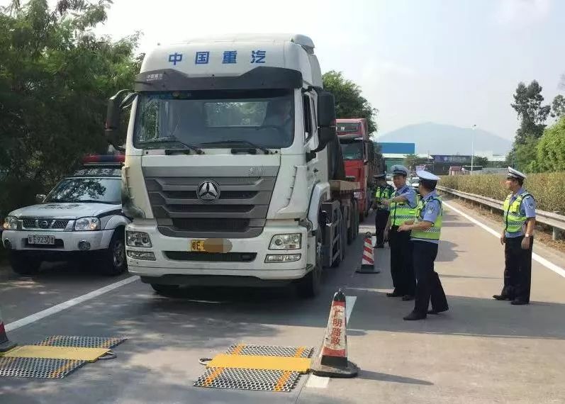 貨車超限超載運輸,會嚴重影響車輛的行駛穩定性,剎車性能