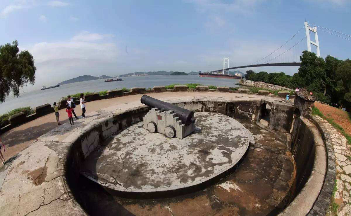 后来我又去看了威远炮台,威远炮台和镇远靖远两炮台支撑起了鸦片战争