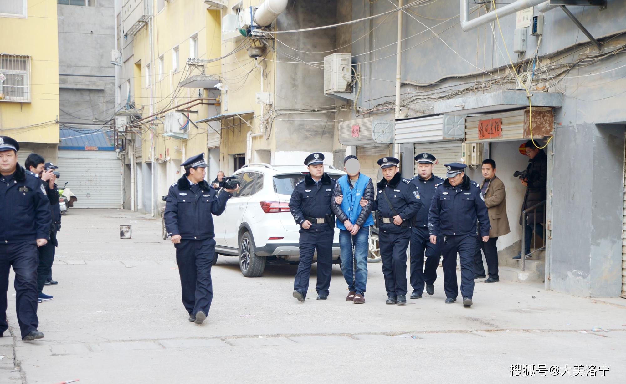 凤翔银楼金店门口的街道上警灯闪烁,洛宁县公安局40余名民警武装警戒