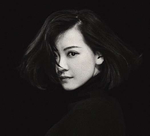 《ilover》中她是浪漫倔强的苗媛媛.