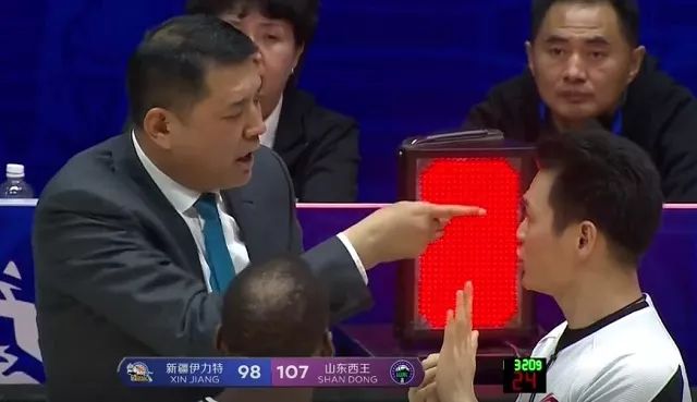 cba再现争议判罚哈德森投篮被犯规没吹巩晓彬指着裁判鼻子骂