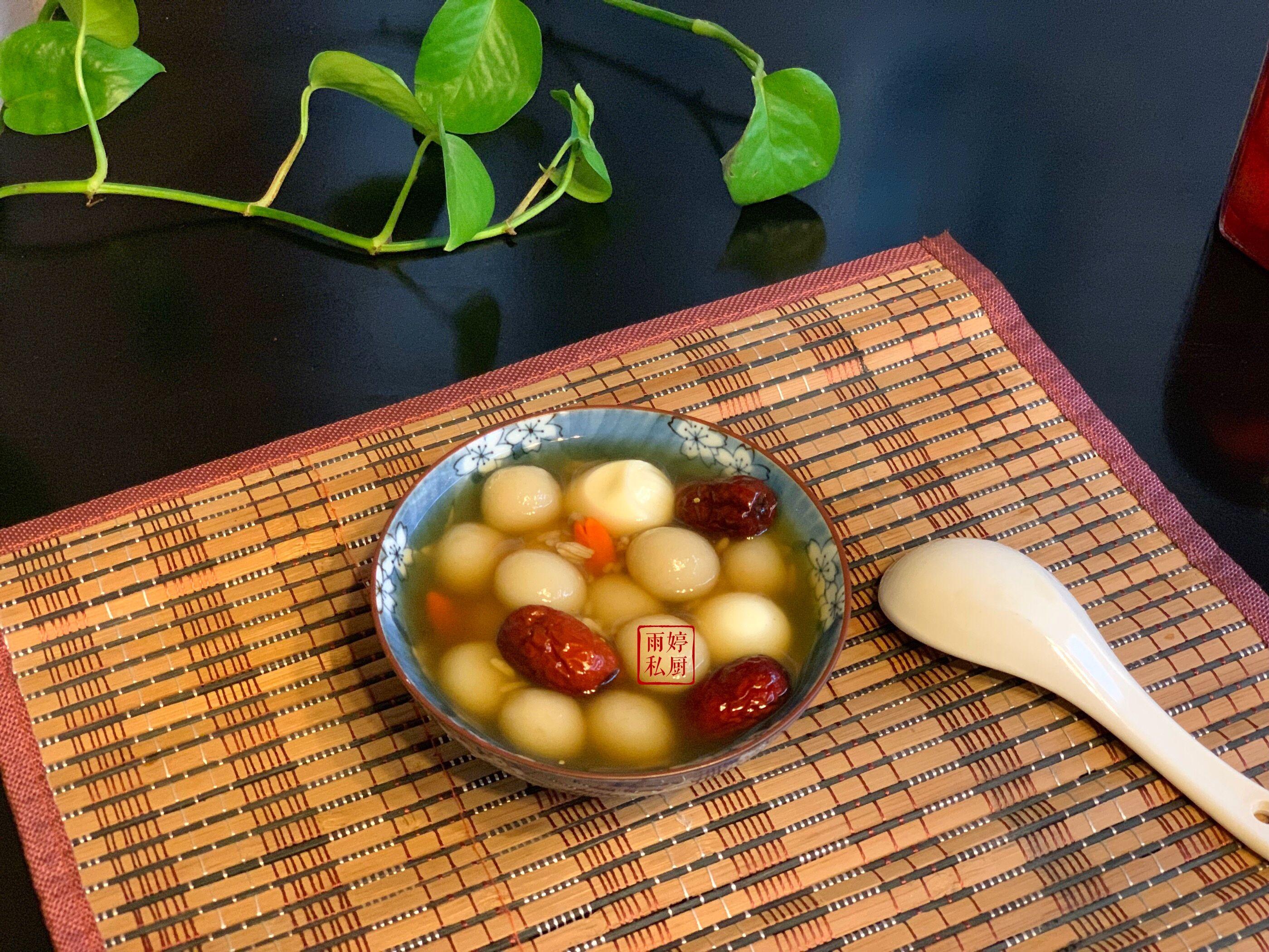 今天就来分享一道非常适合冬天经常吃的早餐"红糖醪糟小汤圆",小汤圆