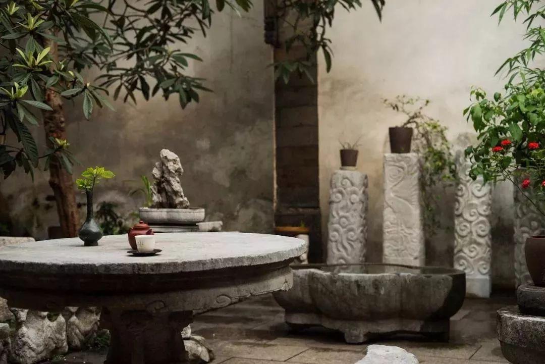 愿你也有自己的一方小院,既享受清风与明月,也期许孤独与自由,愿你抱