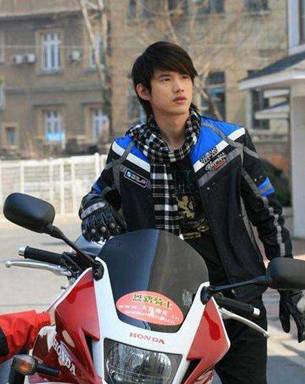 《铠甲勇士》的"炎龙侠",就是《仙剑》中的他,网友:怪我眼拙