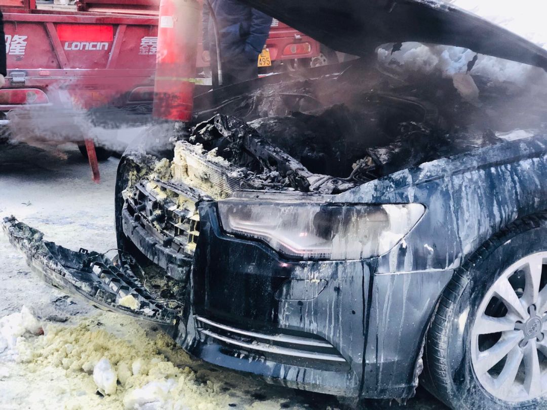 人麻先生称:"送孩子去学校回来时,先是闻到气味,接着引擎盖里开始冒烟