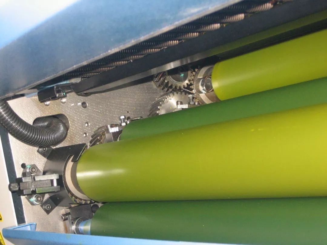 胶印机在印刷过程中出现水杠,墨杠故障,对操作者来说是一个较为棘手的