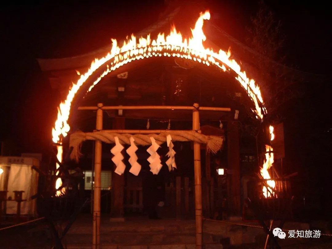 一宫市的真清田神社每年新年期间都会举办钻火环活动.