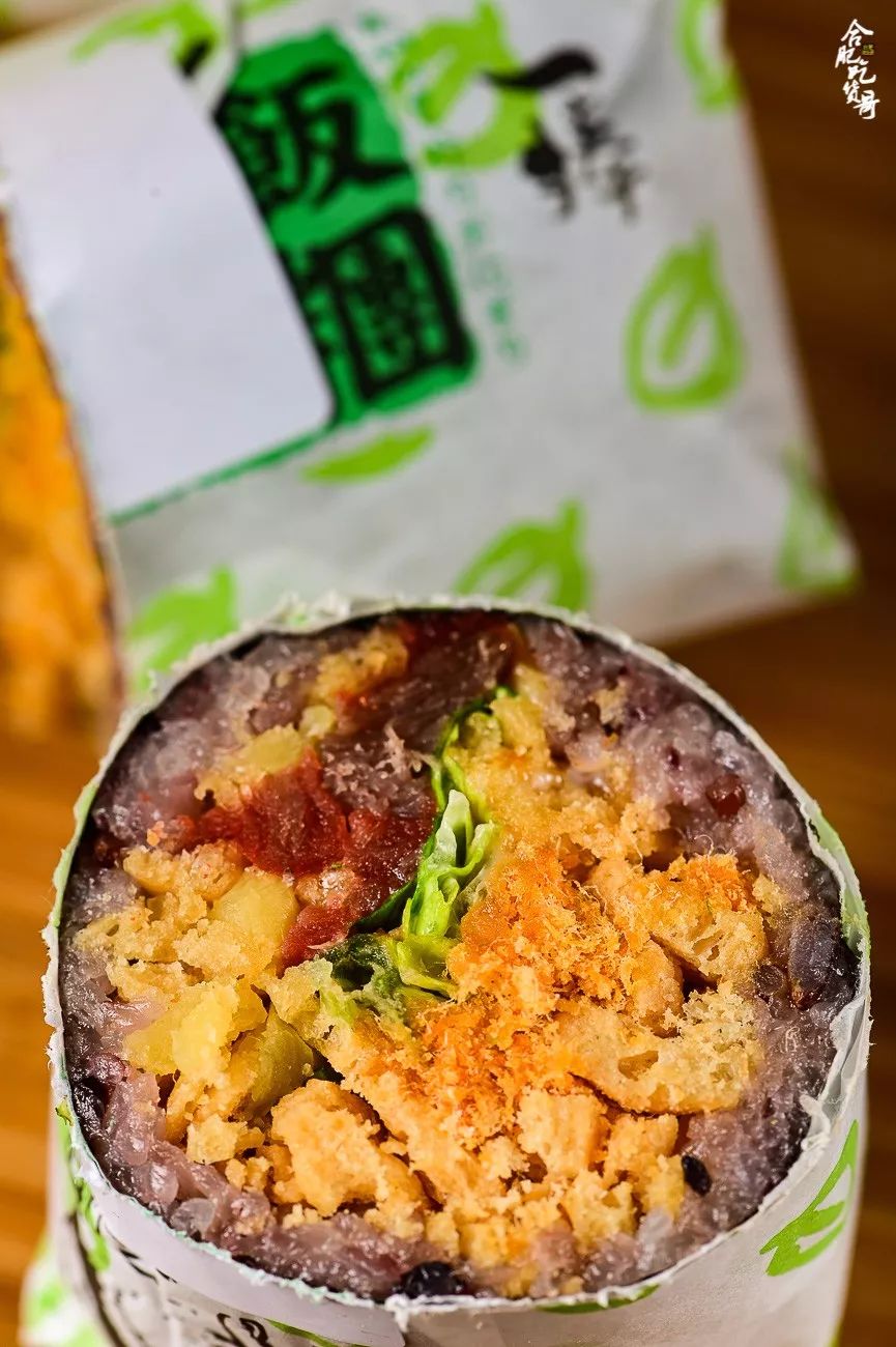 整个饭团吃起来不会干,因为叉烧的肉汁被紧锁在中间,再加上沙拉酱和黑