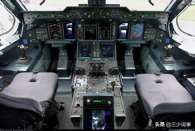 a400m的驾驶舱与a380客机的非常相似,具有以相同方式布置的8个大型多