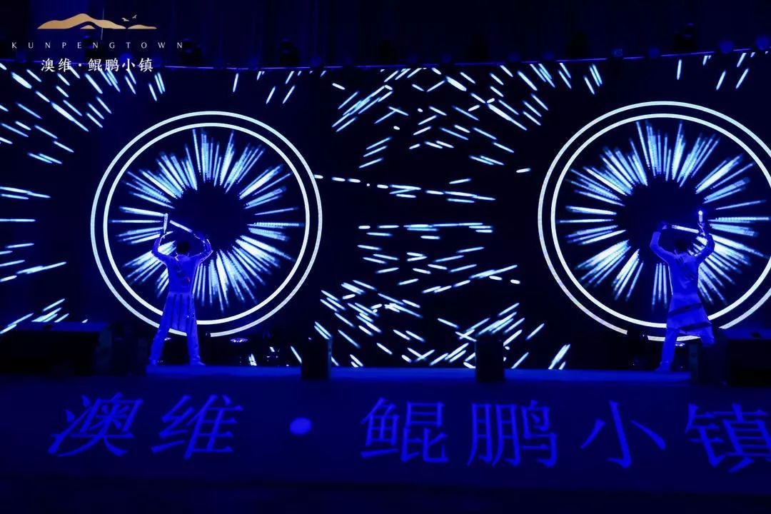 人心的艺术舞蹈全息屏互动开场秀《澳维力量》盛宴正式开始伴着巨幕倒