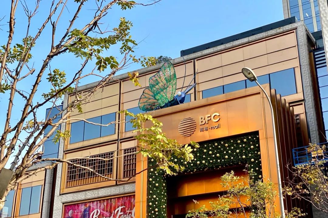 被用于商场外立面主logo的点缀上成为了icon之一.