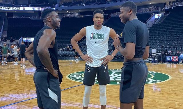 兄弟相聚阿德托昆博兄弟三人赛前寒暄