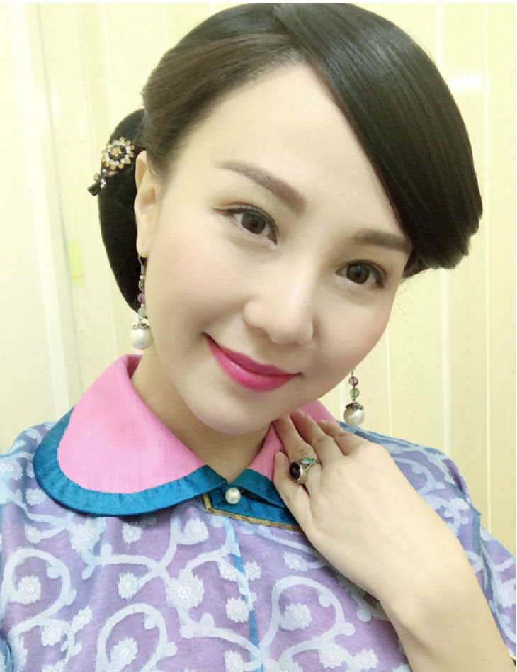 近日,tvb新开一部《踩过界ii》,甄咏珊参加了造型发布会.