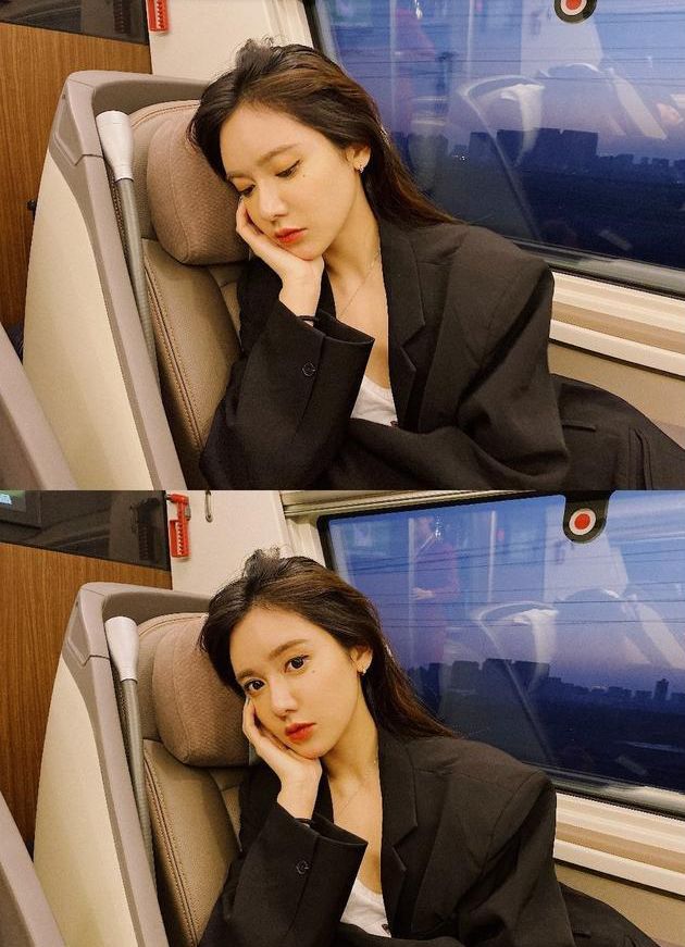 女主播美娜微博晒自己与陈冠希合影动图左手的动作亮了