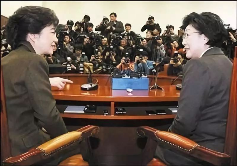 韩国民众要求无罪释放前总统朴槿惠,案件扑朔迷离,堪比影视剧