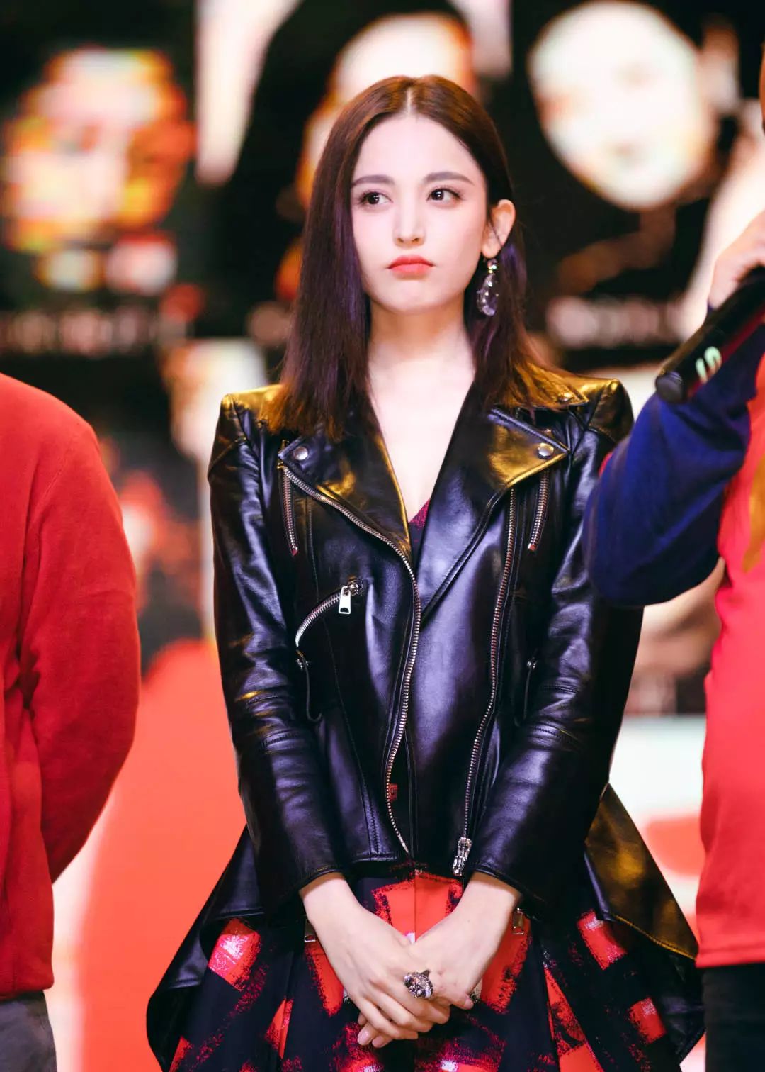 除了钻石级美貌,她的衣品也一样出圈!_古力娜扎