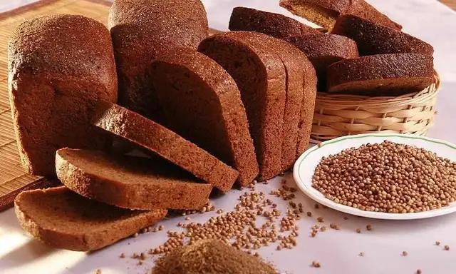 一提及俄罗斯人的饮食,第一个想到的就是"黑面包",这种口感粗砺,酵母