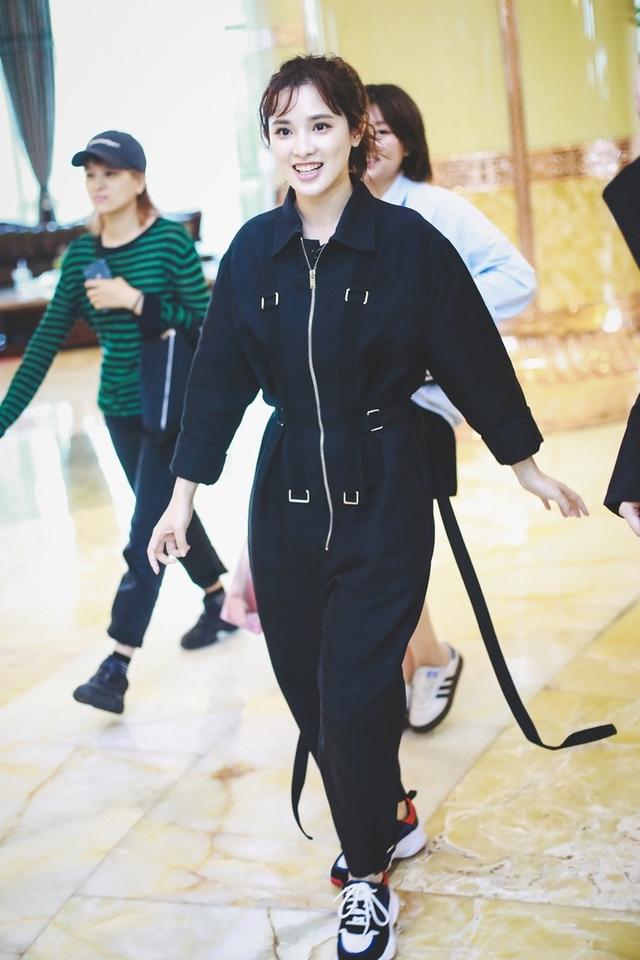 杨丞琳出席活动白色连身工装配黑靴简单率性超大耳环潮感十足