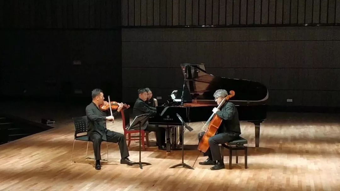 莫扎特降b大调钢琴三重奏共三个乐章,是其1786年创作的三首钢琴三重奏